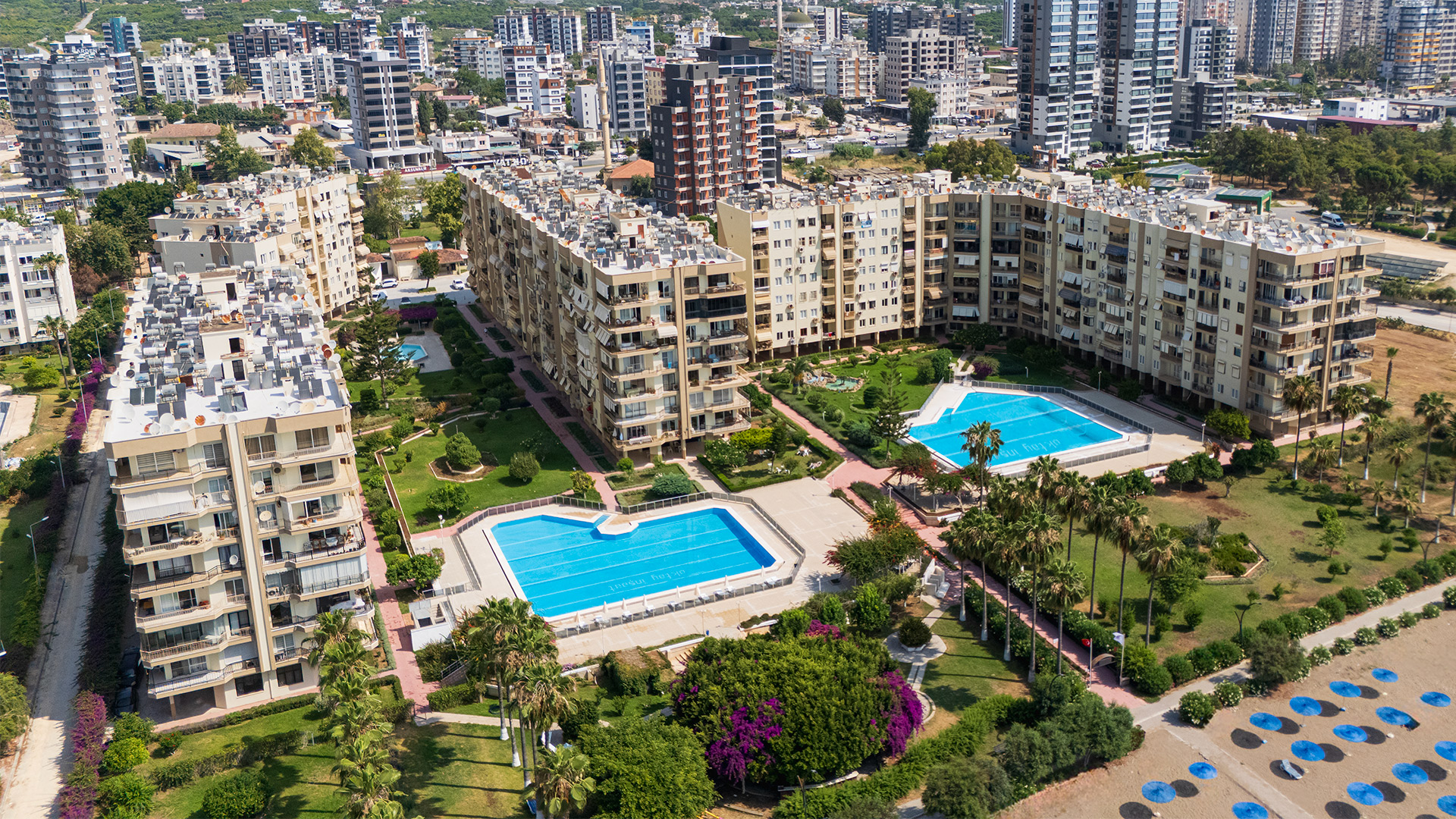 Oktay Sitesi blokları ve peyzaj düzeninin havadan görünümü