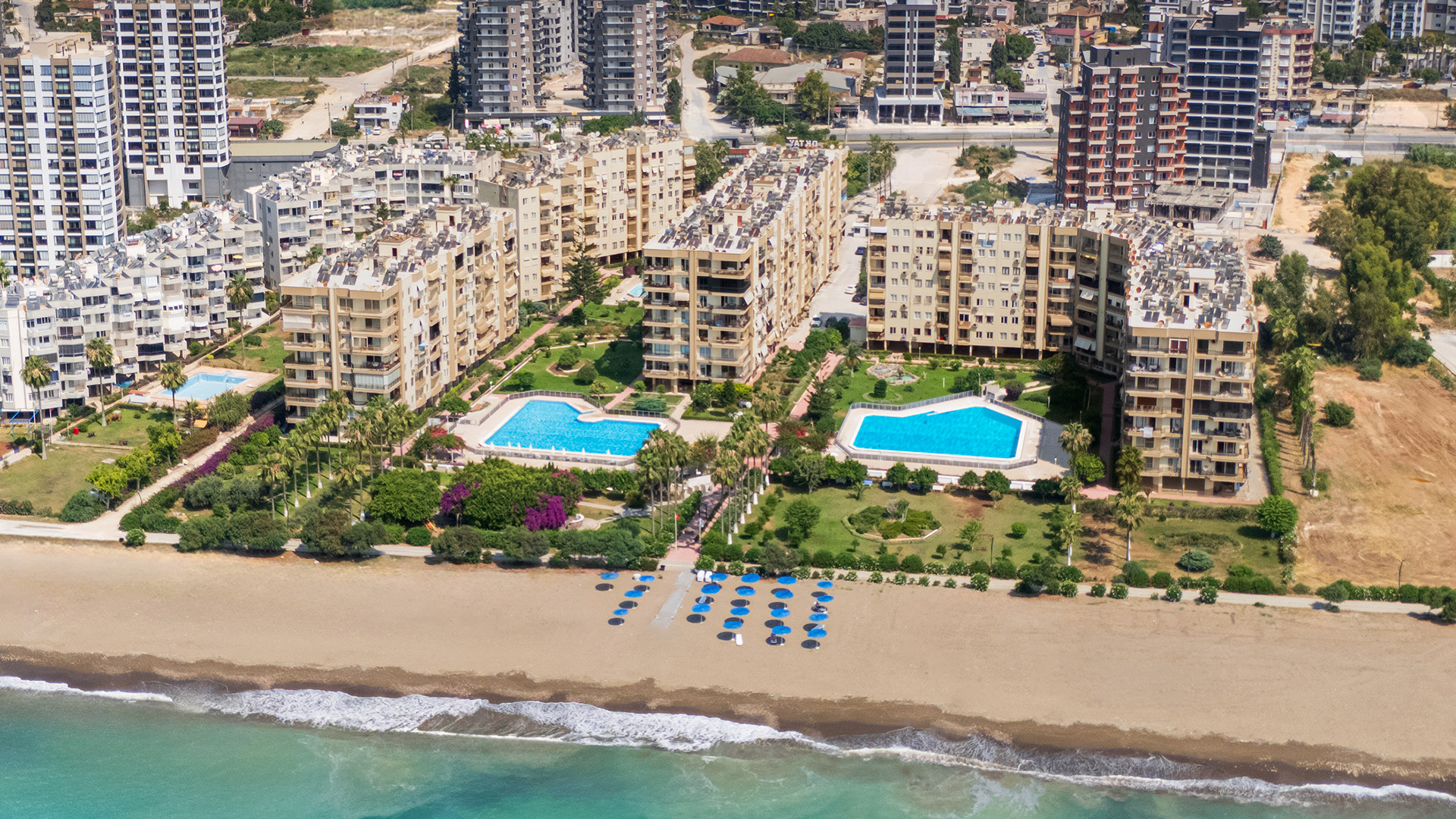 Oktay Sitesi, havuzları ve sahil şeridinin havadan görünümü